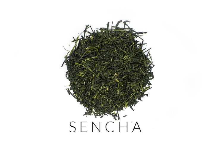 Feuilles de thé vert sencha premium de Yame, au Japon, en forme d'aiguille et d'émeraude profonde, disposées en cercle. Sous les feuilles, le mot SENCHA est écrit.