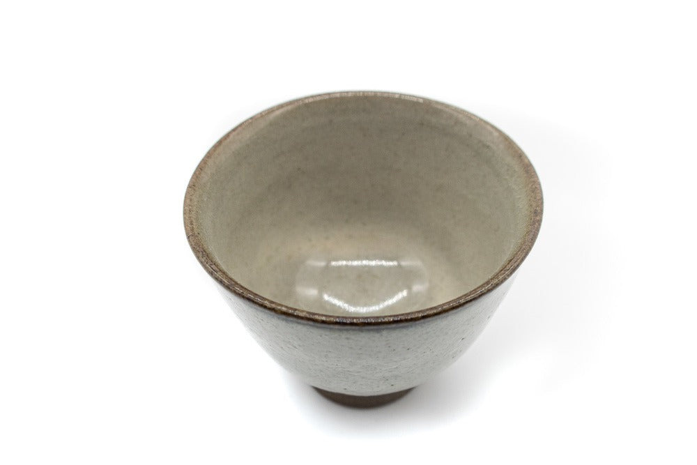 Une photo de l'intérieur d'une petite et délicate tasse grise faite à la main pour boire du thé vert gyokuro, fabriquée à Koishiwara, Fukuoka, Japon par Onimaru le Second.
