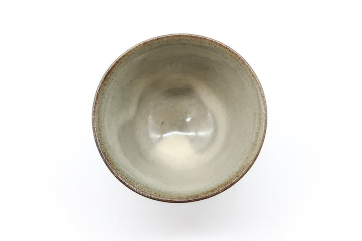 Une photo de l'intérieur d'une petite et délicate tasse grise et brune faite à la main pour boire du thé vert gyokuro, fabriquée à Koishiwara, Fukuoka, Japon par Onimaru le Second.