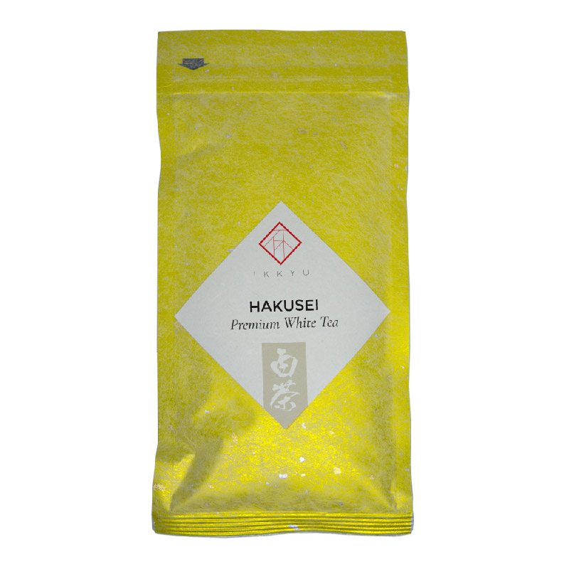 Un sachet doré de 50g de HAKUSEI, un thé blanc japonais de qualité supérieure de la région de Yame, Fukuoka, Japon, vendu par IKKYU.